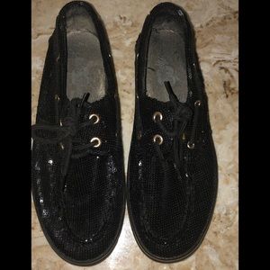 Black thin sneaker